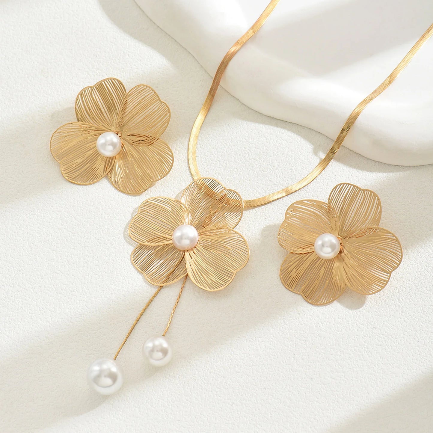 Elegant Gold Flower Jewelry Set